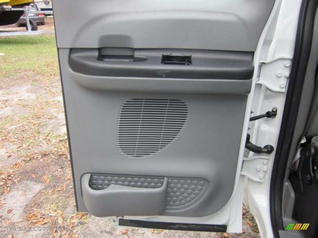 2005 Ford F250 Super Duty XL SuperCab Medium Flint Door Panel Photo #47367641