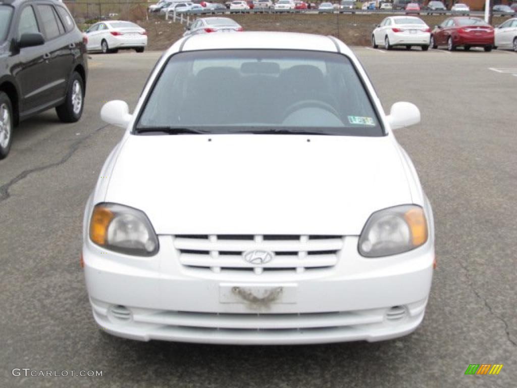 2004 Accent GL Sedan - Noble White / Gray photo #2
