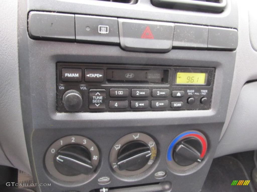 2004 Hyundai Accent GL Sedan Controls Photos