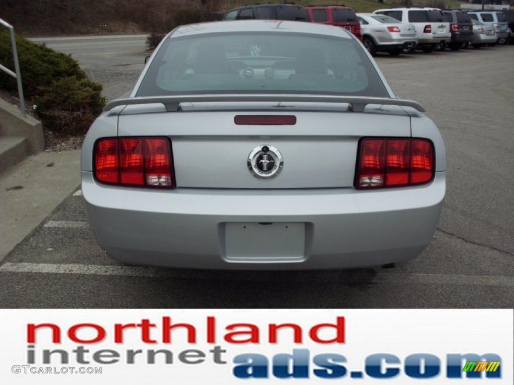 2006 Mustang V6 Premium Coupe - Satin Silver Metallic / Dark Charcoal photo #6