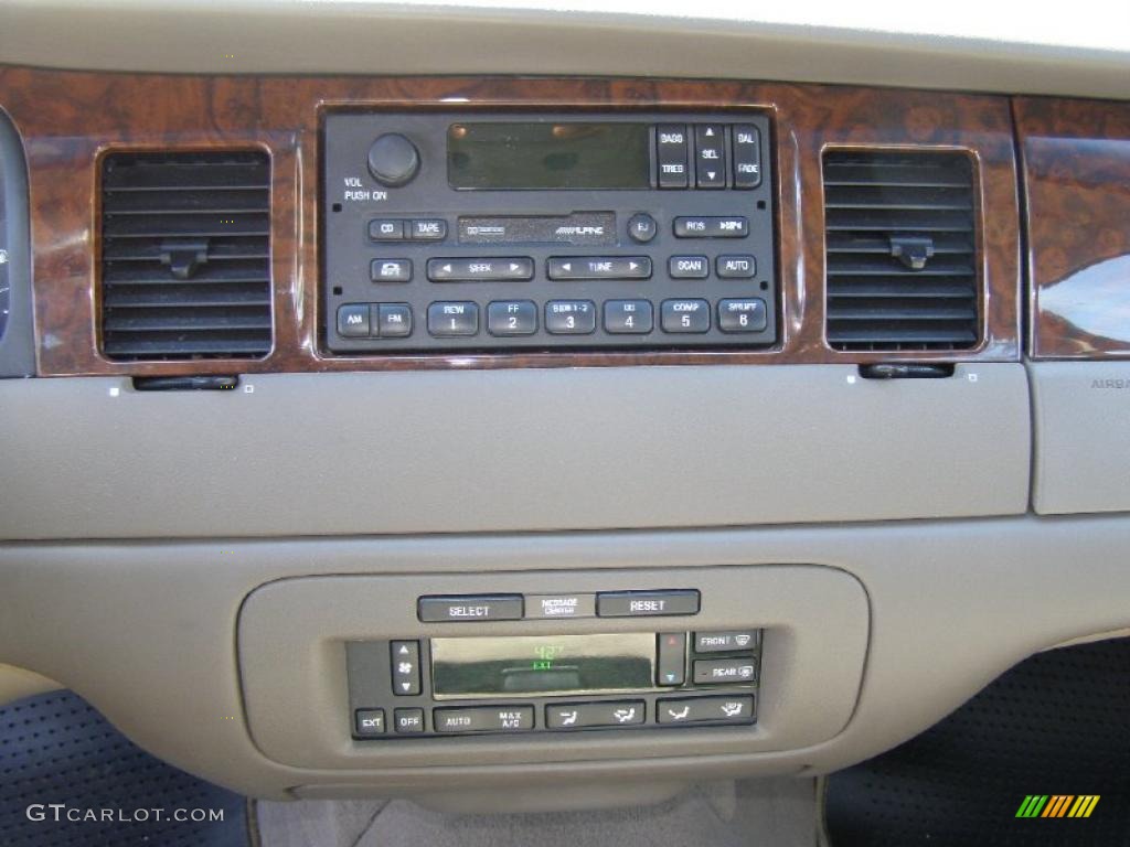 1999 Lincoln Town Car Signature Controls Photo #47384501