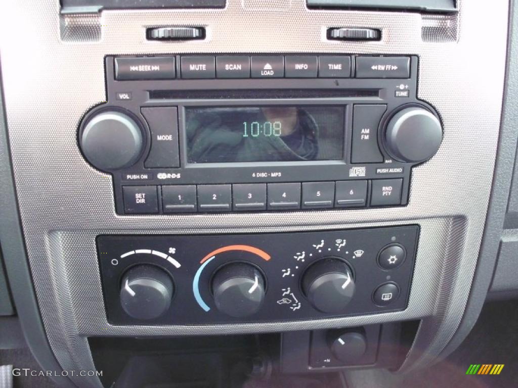 2007 Dodge Dakota SLT Club Cab 4x4 Controls Photo #47393594