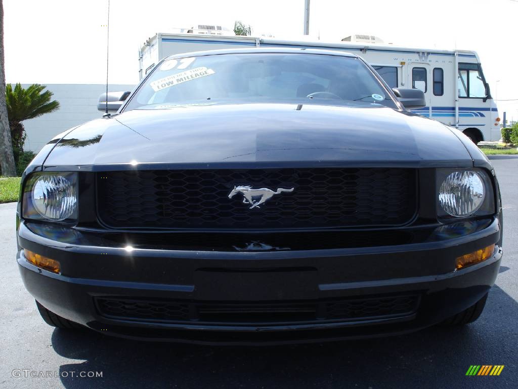 2007 Mustang V6 Deluxe Coupe - Black / Dark Charcoal photo #2