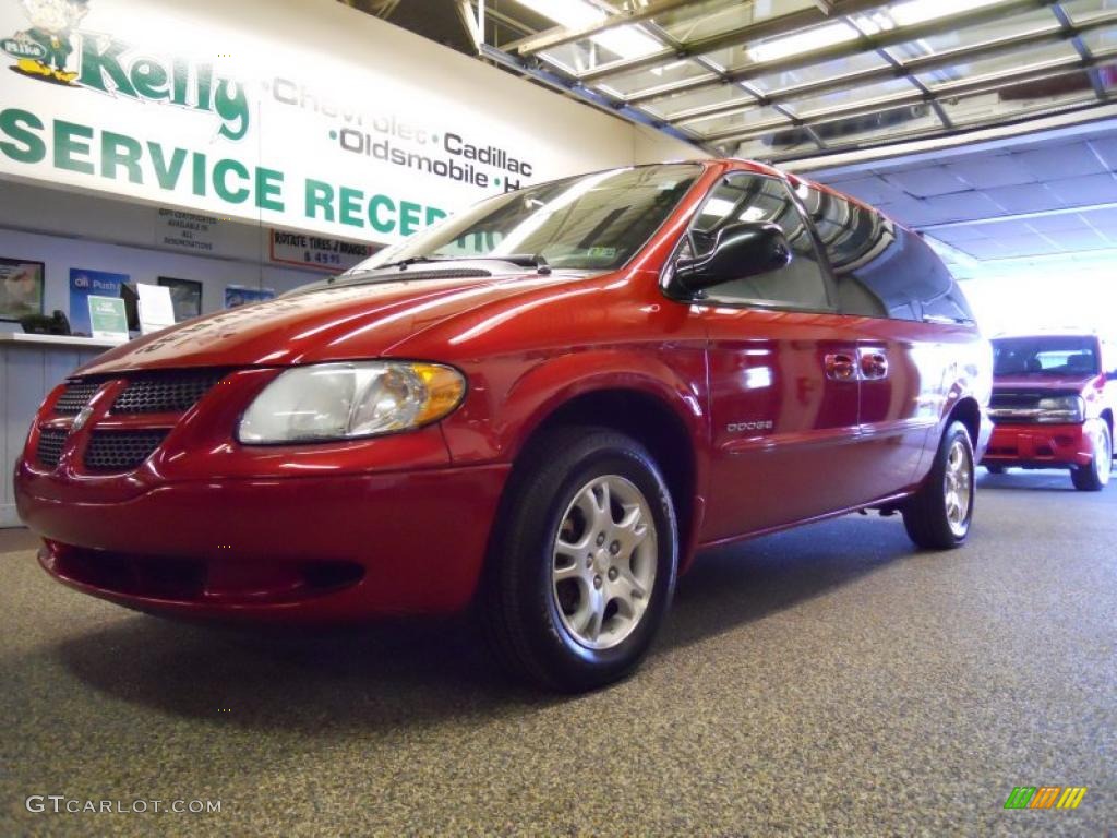 2001 Grand Caravan EX - Inferno Red Pearlcoat / Taupe photo #2