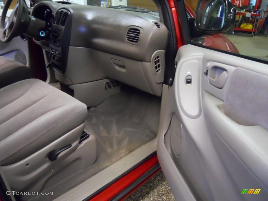 2001 Grand Caravan EX - Inferno Red Pearlcoat / Taupe photo #16