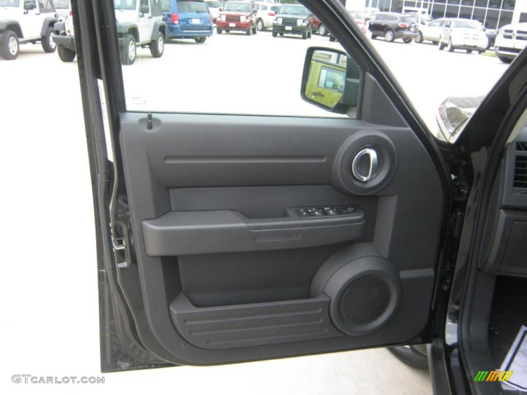 2011 Dodge Nitro Heat 4.0 Door Panel Photos
