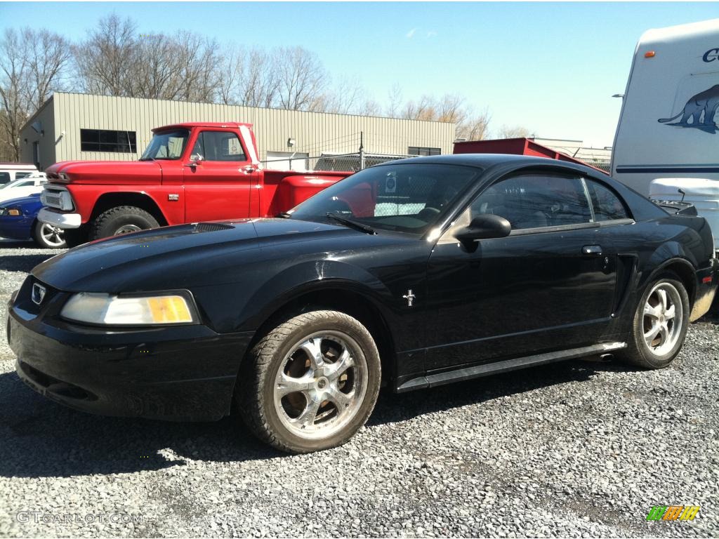 2000 Mustang V6 Coupe - Black / Medium Graphite photo #1