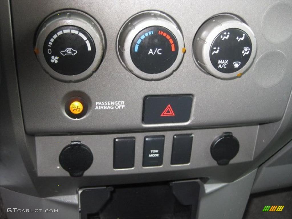 2005 Nissan Titan XE King Cab Controls Photos