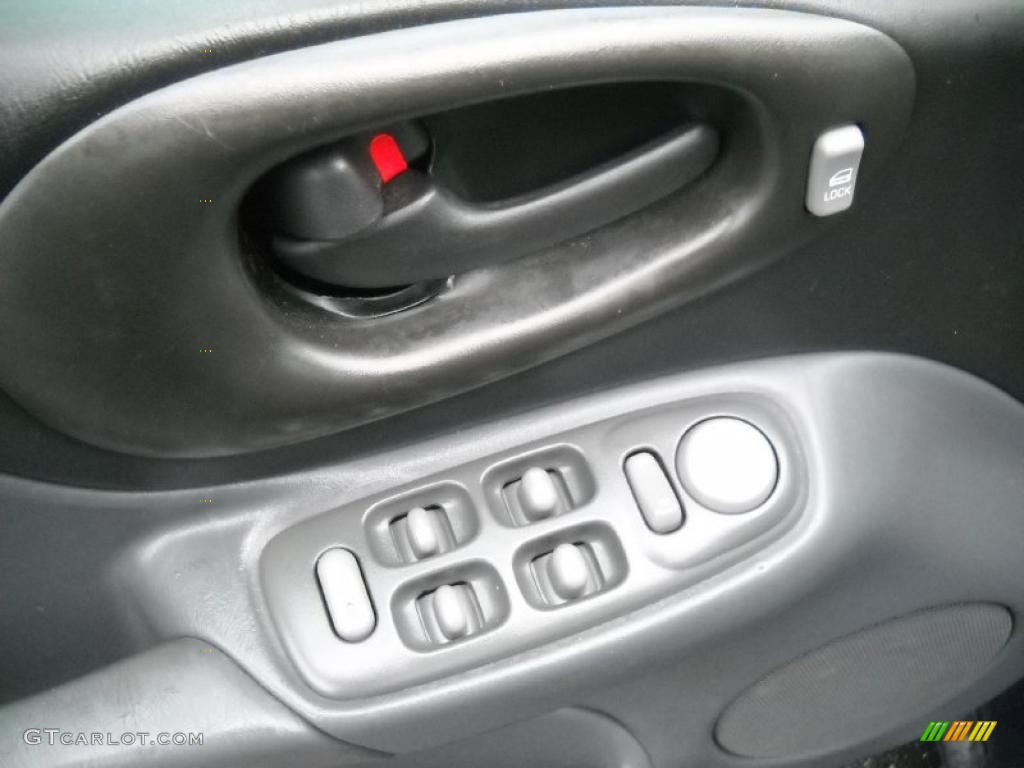 2002 Pontiac Bonneville SLE Controls Photo #47407142