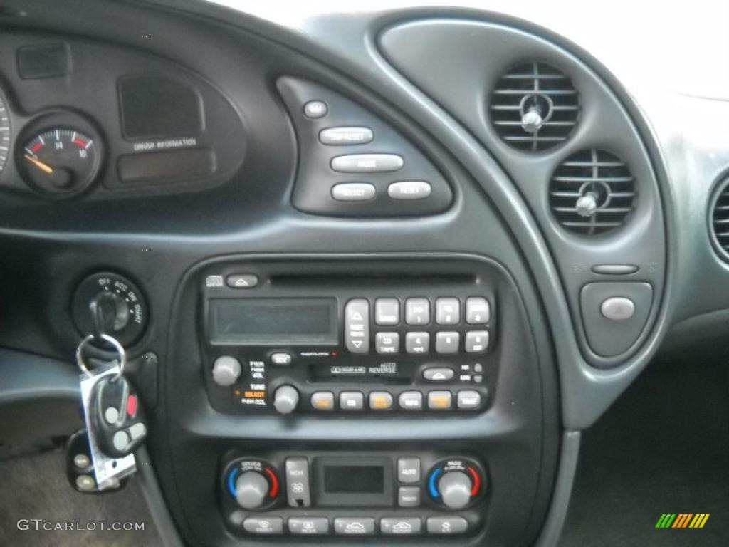 2002 Pontiac Bonneville SLE Controls Photo #47407157