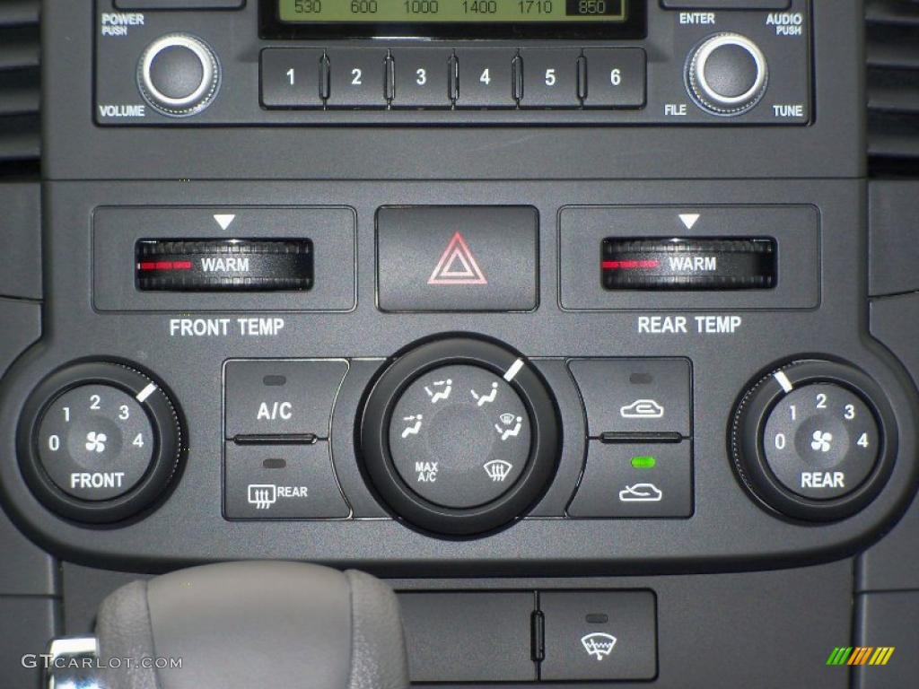 2011 Kia Sedona LX Controls Photo #47419463
