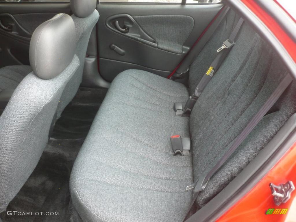 2004 Cavalier Sedan - Victory Red / Graphite photo #9