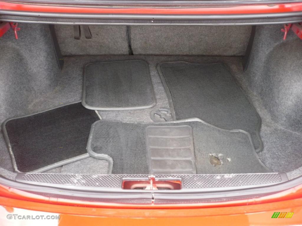 2004 Cavalier Sedan - Victory Red / Graphite photo #10