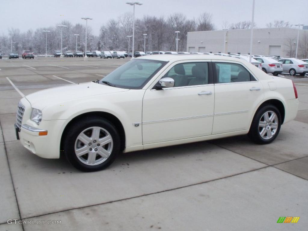 2005 300 C HEMI AWD - Cool Vanilla / Dark Slate Gray/Light Graystone photo #3