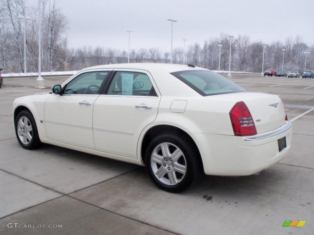 2005 300 C HEMI AWD - Cool Vanilla / Dark Slate Gray/Light Graystone photo #4