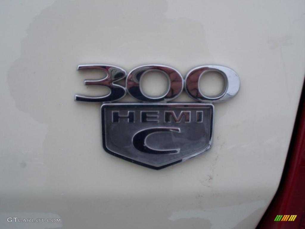 2005 300 C HEMI AWD - Cool Vanilla / Dark Slate Gray/Light Graystone photo #8