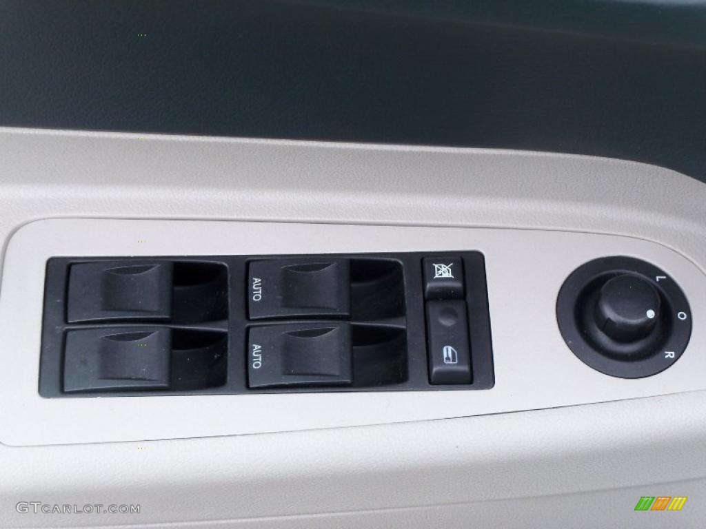 2005 Chrysler 300 C HEMI AWD Controls Photo #47420700