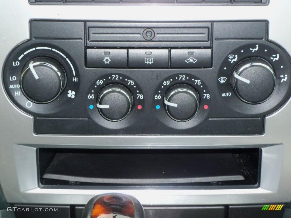 2005 Chrysler 300 C HEMI AWD Controls Photo #47420913