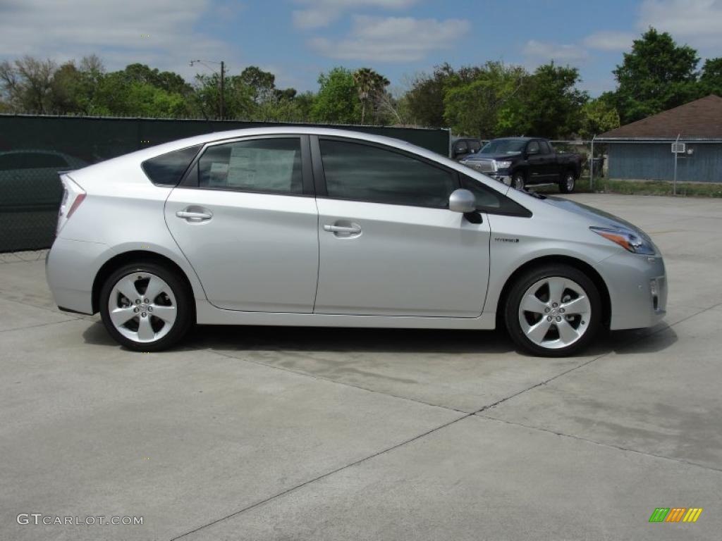 Classic Silver Metallic 2011 Toyota Prius Hybrid V Exterior Photo #47423148