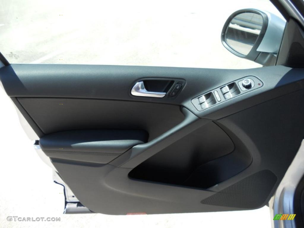 2011 Volkswagen Tiguan SEL Charcoal Door Panel Photo #47434785