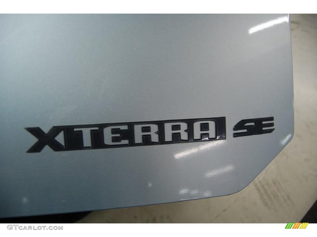 2001 Nissan Xterra SE V6 Marks and Logos Photos