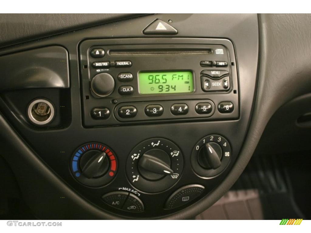2002 Ford Focus SE Sedan Controls Photo #47448238