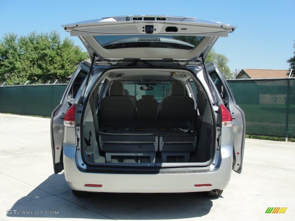 2011 Sienna LE - Silver Sky Metallic / Light Gray photo #18