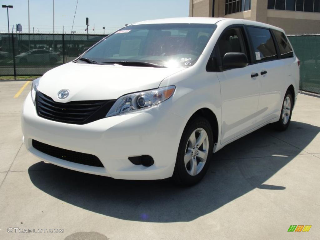2011 Sienna V6 - Super White / Light Gray photo #7
