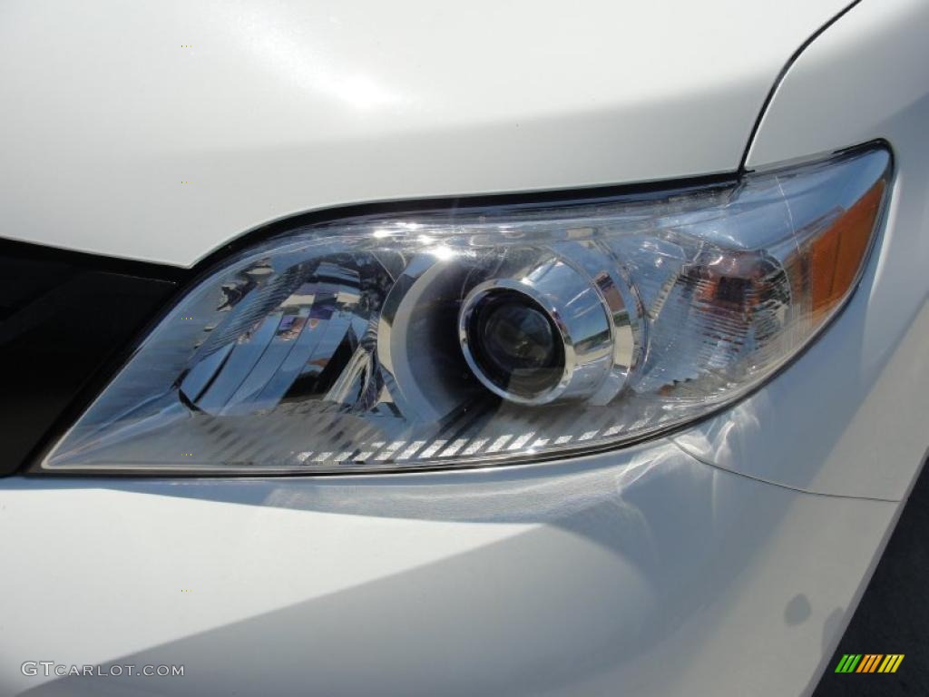 2011 Sienna V6 - Super White / Light Gray photo #9
