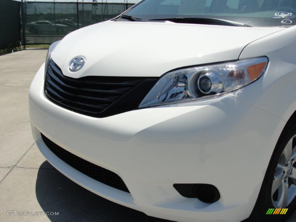 2011 Sienna V6 - Super White / Light Gray photo #10