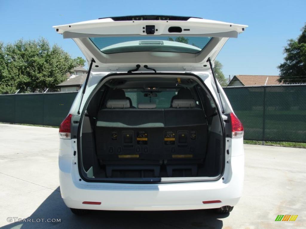 2011 Sienna V6 - Super White / Light Gray photo #18