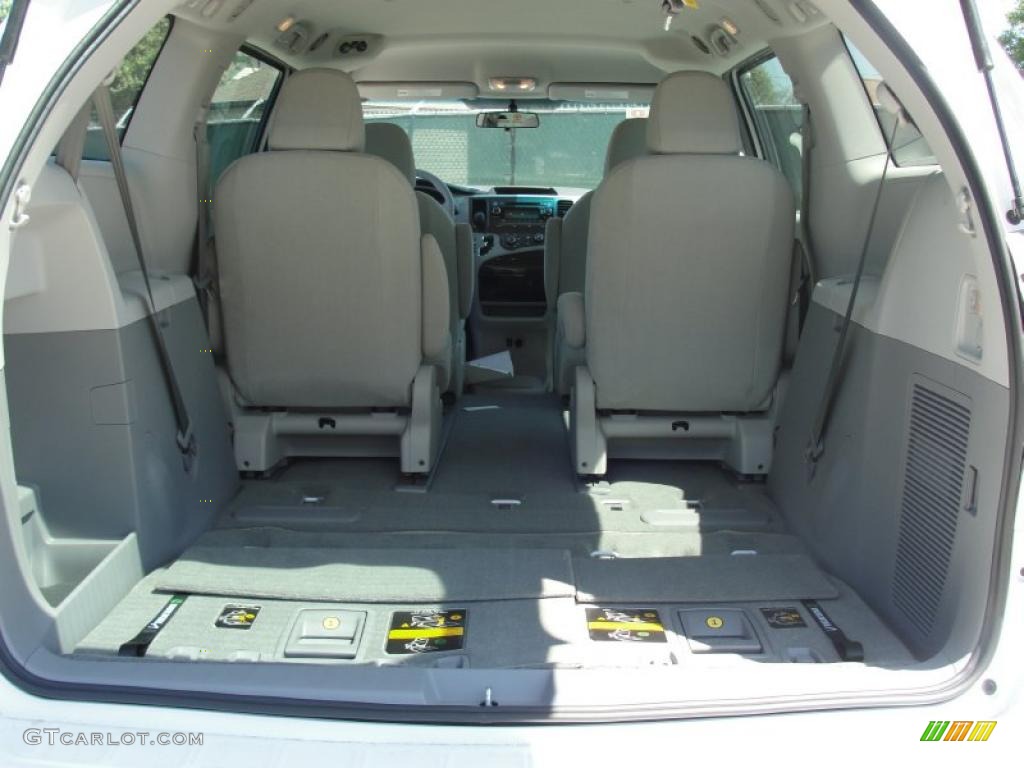 2011 Sienna V6 - Super White / Light Gray photo #20