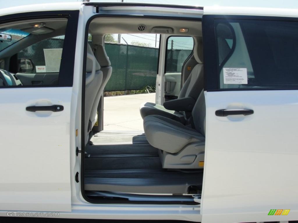 2011 Sienna V6 - Super White / Light Gray photo #21