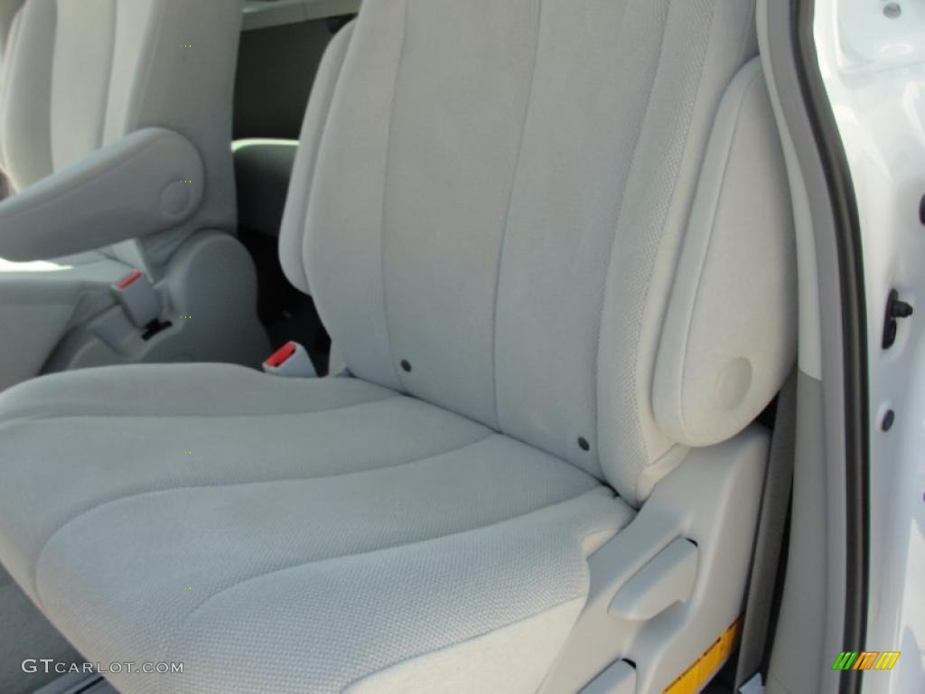 2011 Sienna V6 - Super White / Light Gray photo #22