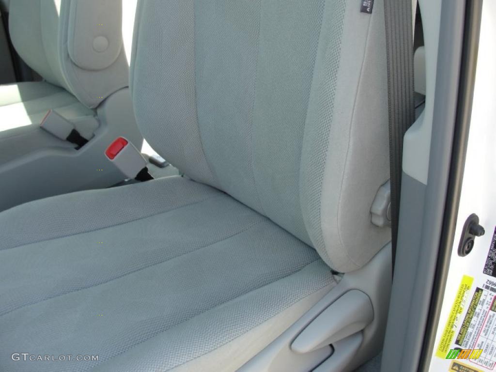 2011 Sienna V6 - Super White / Light Gray photo #26