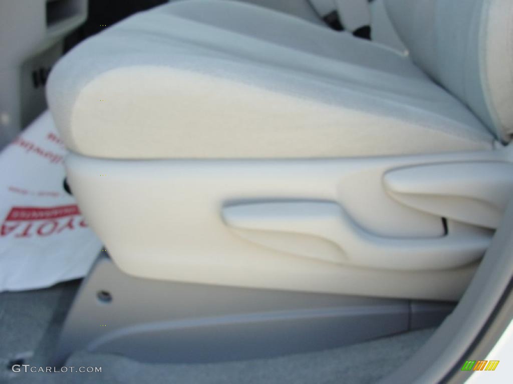 2011 Sienna V6 - Super White / Light Gray photo #27