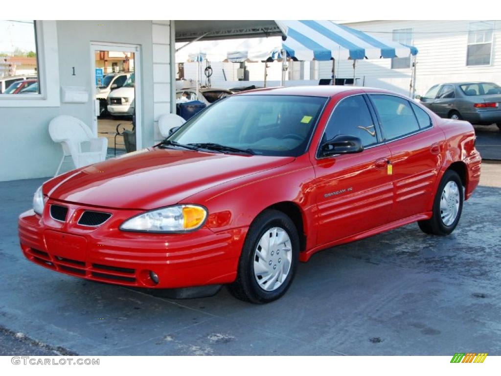 2000 Grand Am SE Sedan - Bright Red / Dark Taupe photo #1