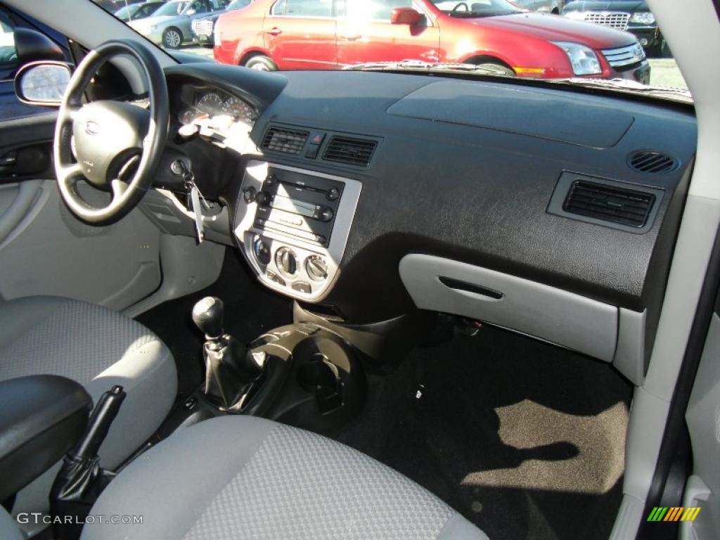 2005 Focus ZX3 SES Coupe - Liquid Grey Metallic / Dark Flint/Light Flint photo #8