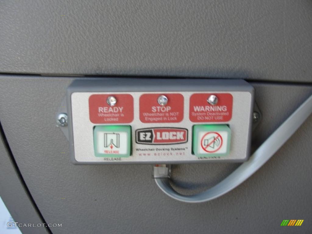 2005 Chevrolet Uplander LT Braun Entervan Controls Photo #47468317