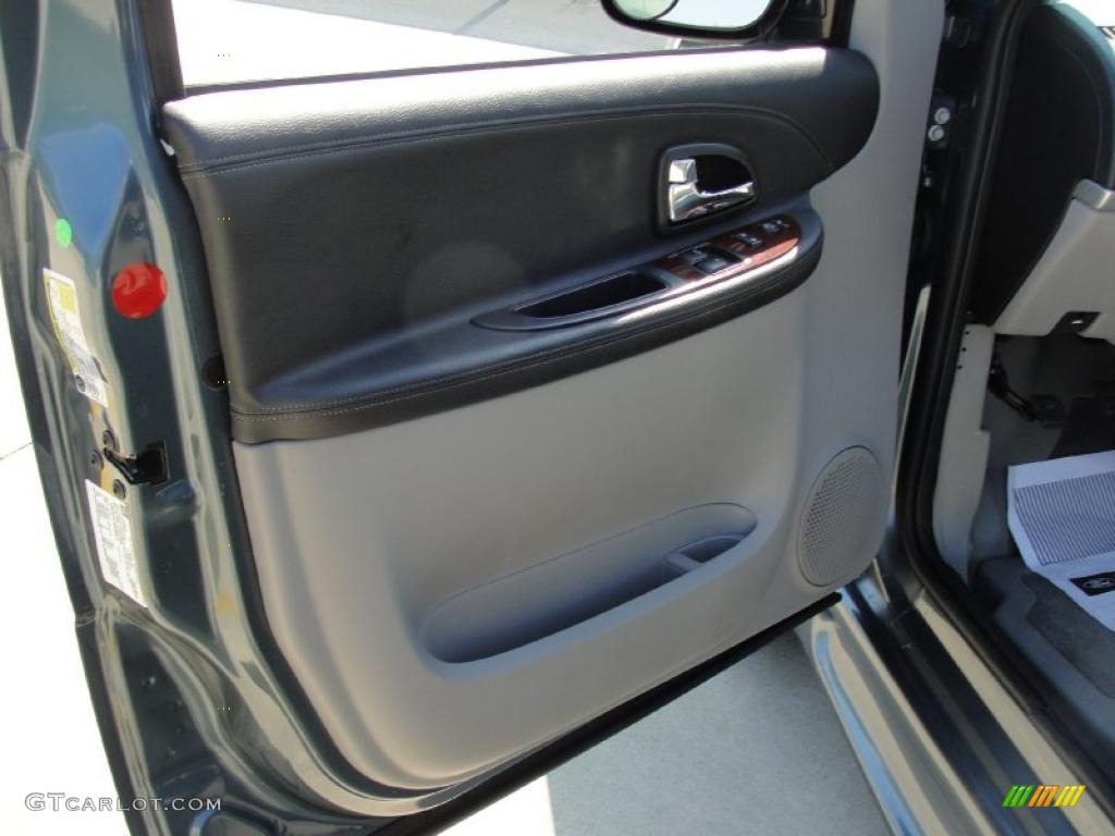 2005 Chevrolet Uplander LT Braun Entervan Medium Gray Door Panel Photo #47468449