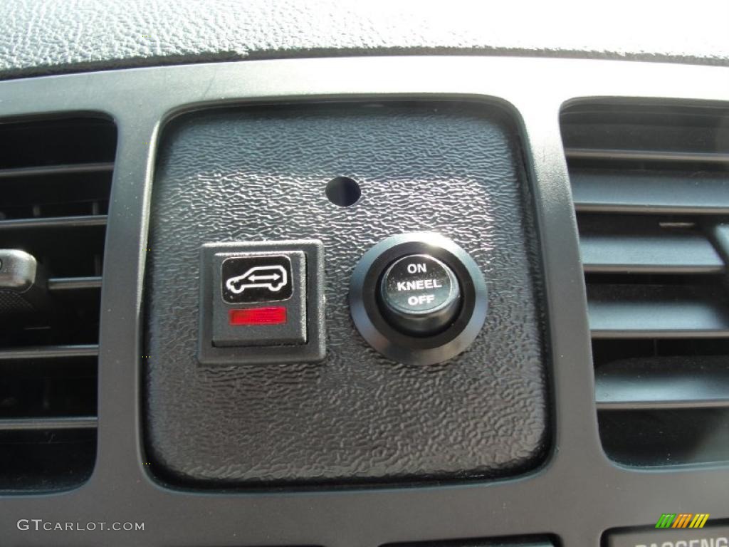 2005 Chevrolet Uplander LT Braun Entervan Controls Photo #47468599