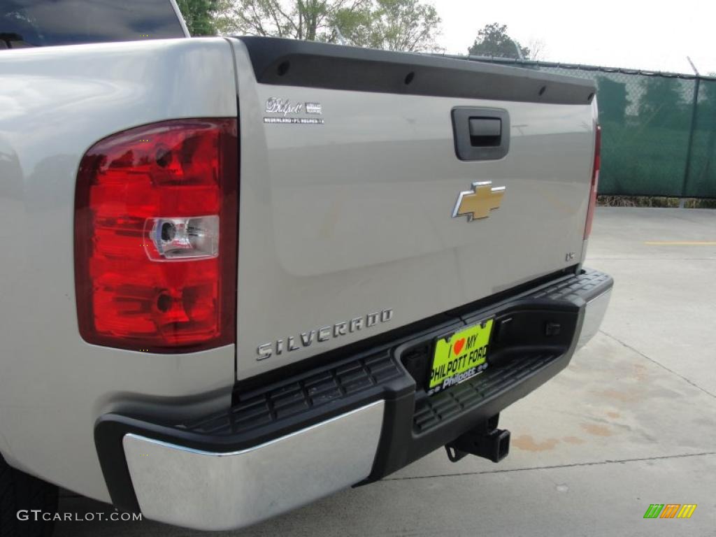 2009 Silverado 1500 LS Crew Cab - Silver Birch Metallic / Dark Titanium photo #29