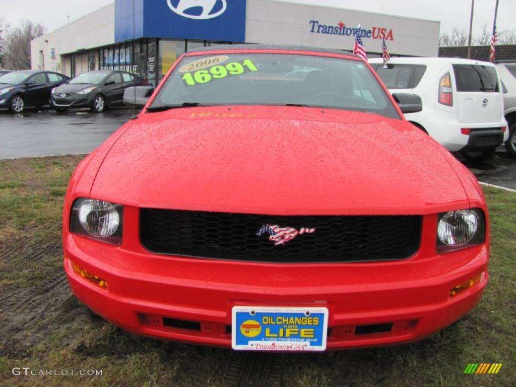 2006 Mustang V6 Deluxe Convertible - Torch Red / Dark Charcoal photo #15