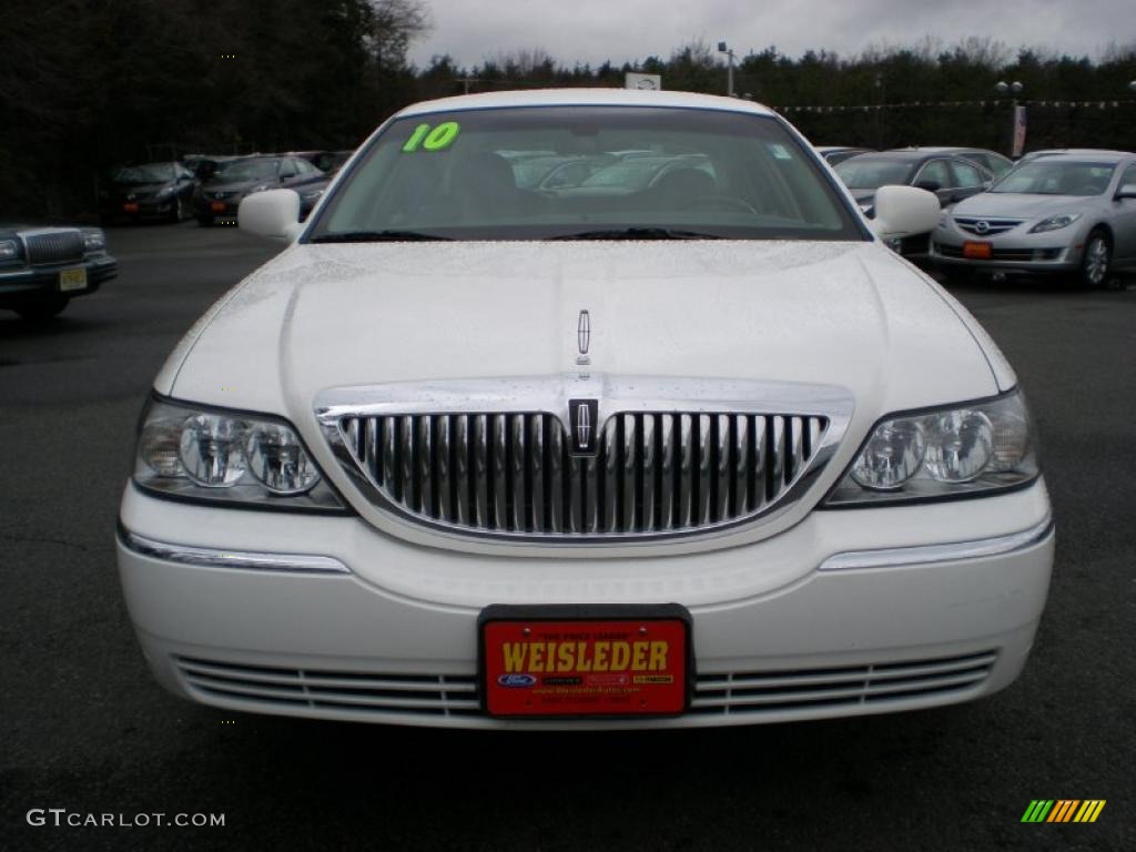 2010 Town Car Signature Limited - Vibrant White / Medium Light Stone photo #4