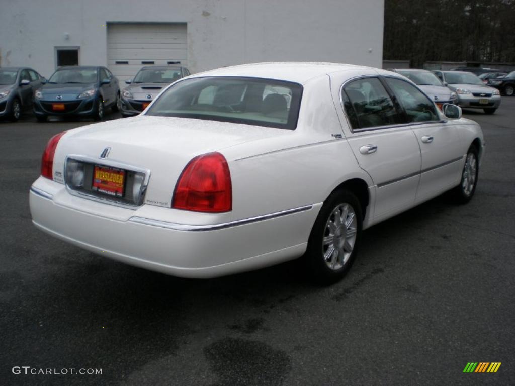 2010 Town Car Signature Limited - Vibrant White / Medium Light Stone photo #6