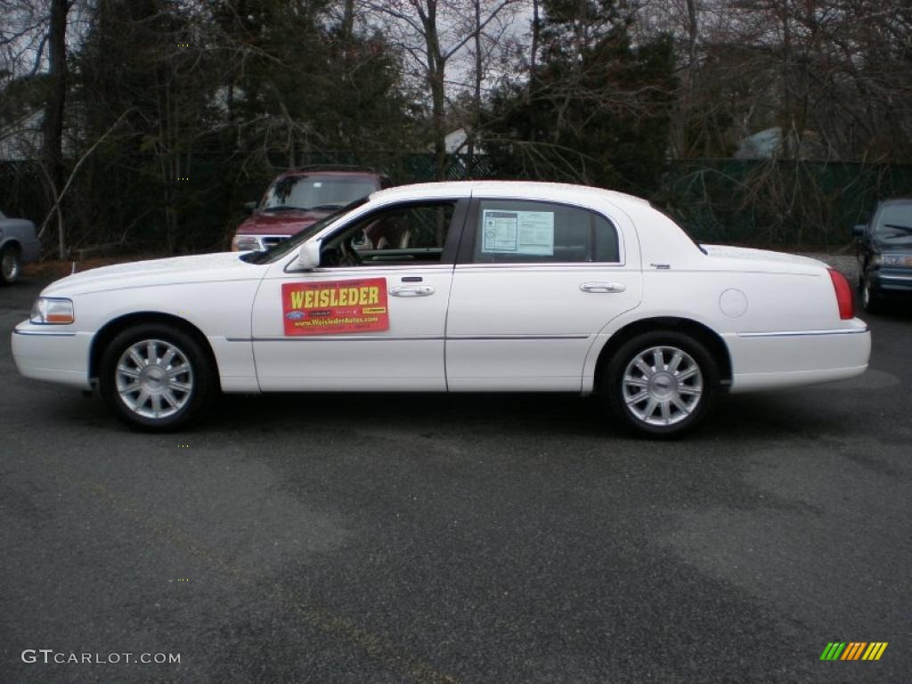 2010 Town Car Signature Limited - Vibrant White / Medium Light Stone photo #9