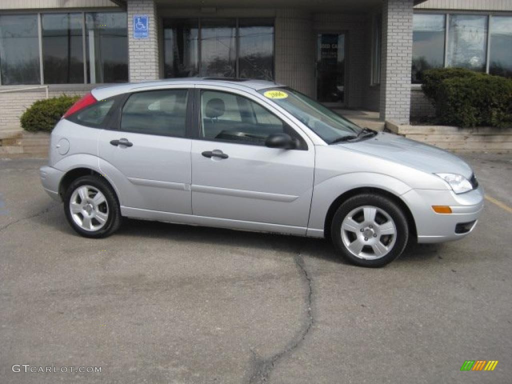 CD Silver Metallic 2006 Ford Focus ZX5 SES Hatchback Exterior Photo #47490159