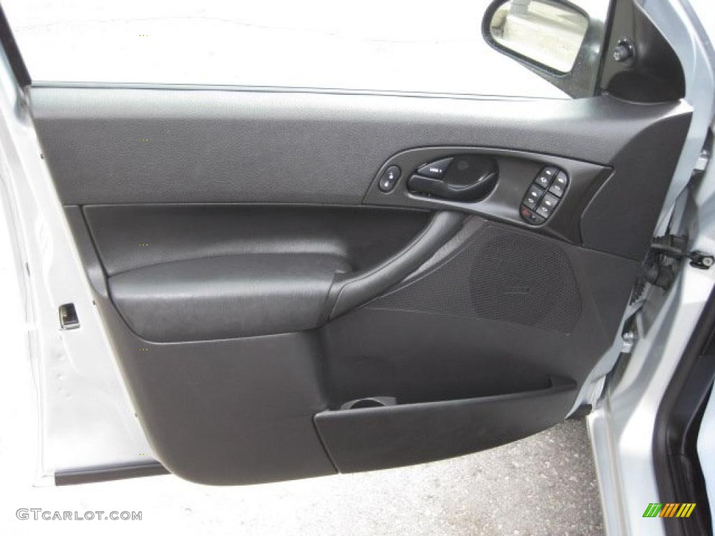 2006 Ford Focus ZX5 SES Hatchback Charcoal/Charcoal Door Panel Photo #47490336