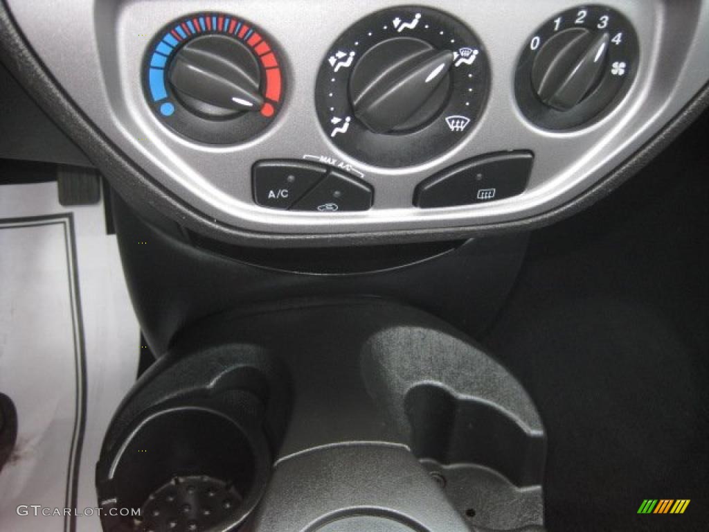 2006 Ford Focus ZX5 SES Hatchback Controls Photo #47490426