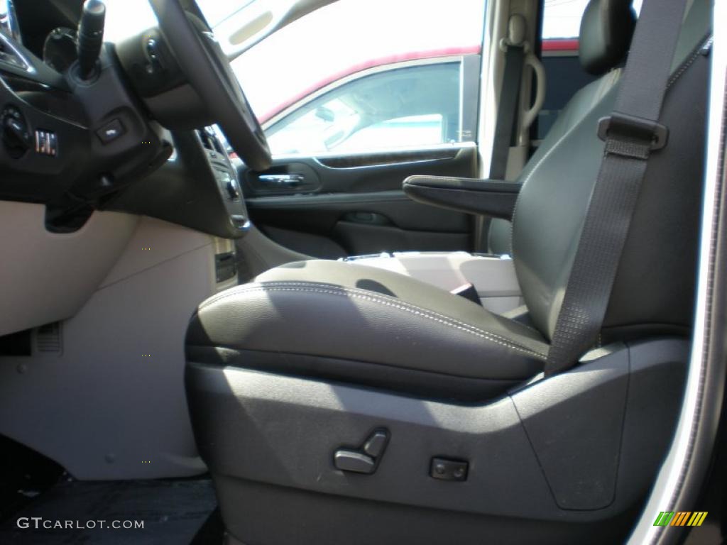 2011 Town & Country Touring - L - Blackberry Pearl / Black/Light Graystone photo #4